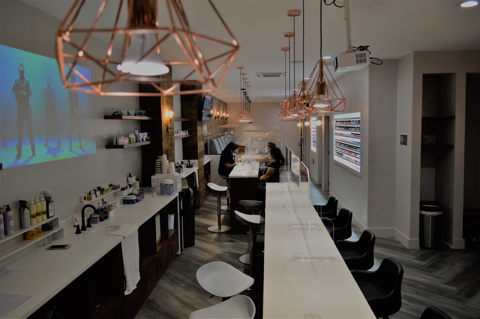 Wellzen Lounge South Slope nail photo 1
